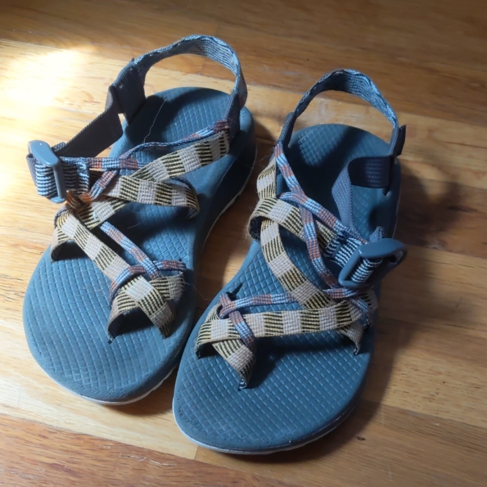 Women's Chacos Size 6